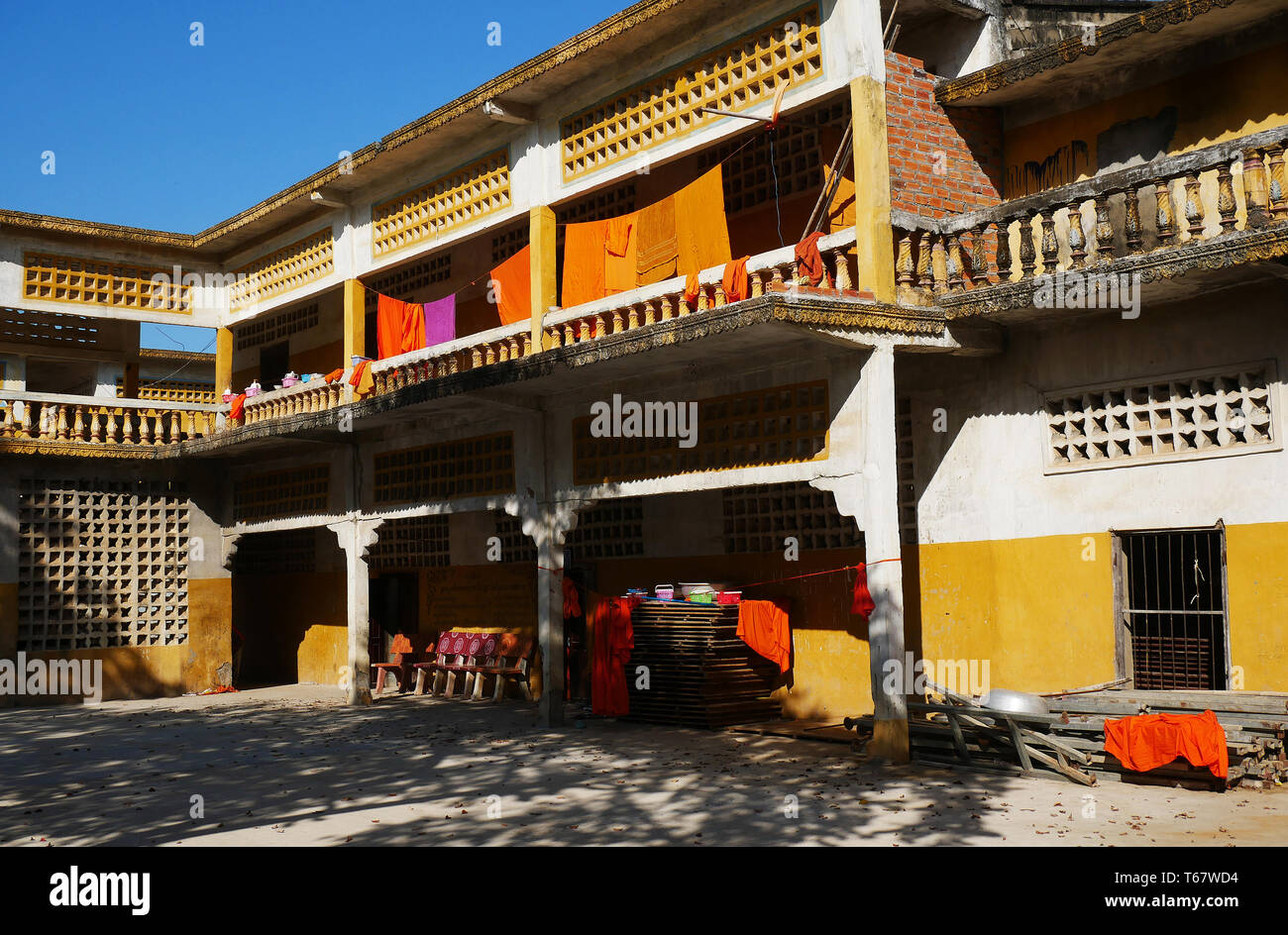 Safran buddhistischen Roben in alten Wat Kampong Thom Tempel auch als Entri Sam Voreak Pagode bekannt. Kampong Thom, Kambodscha. 19-12-2018 Stockfoto