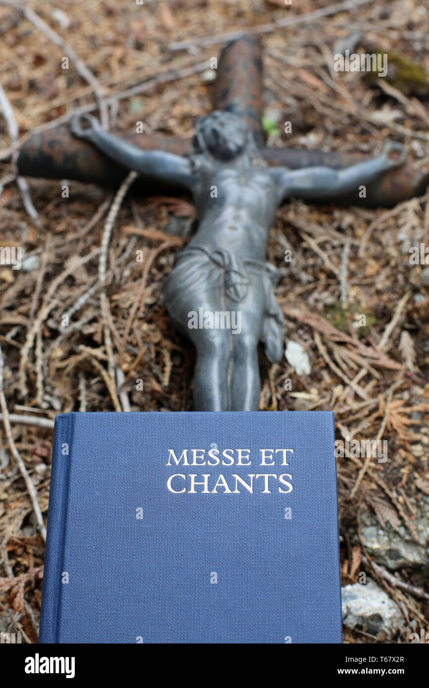 Livre de Messe et Chants et Kruzifix. Stockfoto