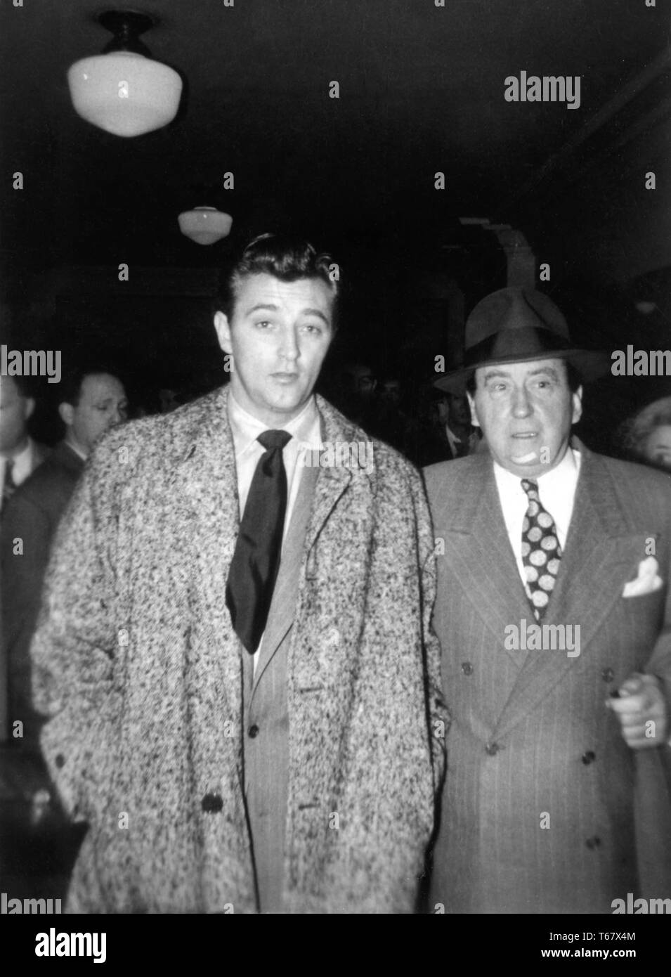 ROBERT MITCHUM und Rechtsanwalt Jerry GIESLER Hall von Gerechtigkeit LOS ANGELES September 1949 Marihuana Drogebüste Stockfoto