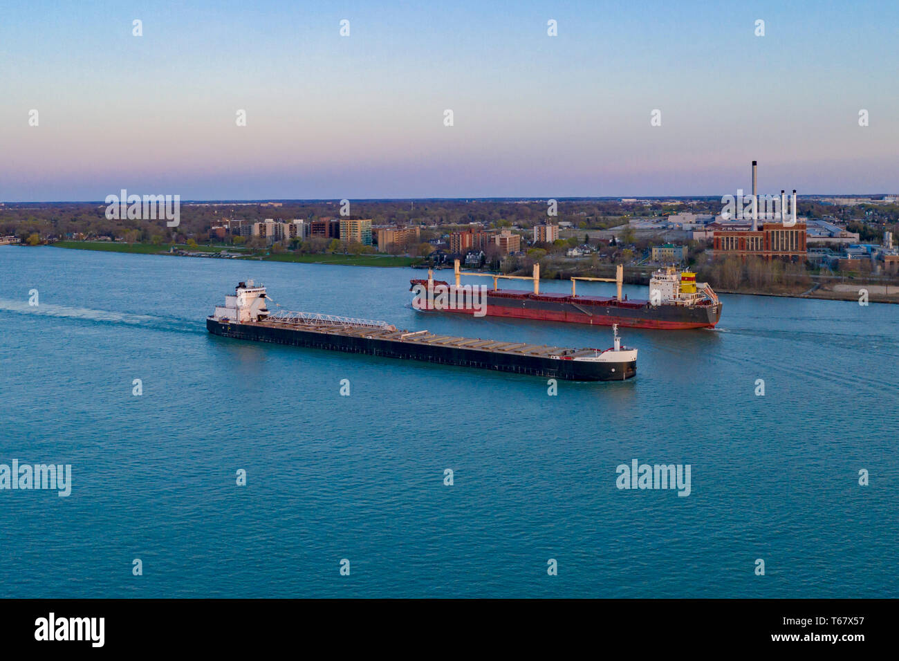 Detroit, Michigan - Great Lakes Frachter auf dem Detroit River. Der amerikanischen Mariner (Vordergrund), ein Selbst - Entladen von Schüttgut Cargo Carrier, Dämpfe downr Stockfoto