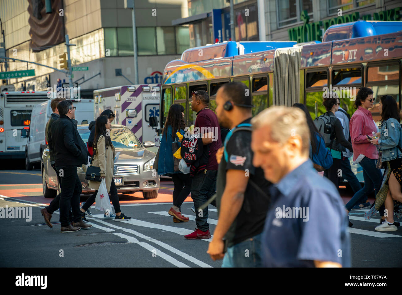 Der Verkehr auf der 14th Street in New York am Mittwoch, den 24. April 2019. Da der L-Zug die Abschaltung die Stadt mit dem eigenen Auto durch den Verkehr zwischen 3. und 9. Avenue auf der Durchgangsstraße verbieten. Die Busse werden Priorität haben, da Sie shuttle Pendler, die in der Regel die L-Zug nehmen würde. Der Zug wird als notwendige Reparaturen auf der Canarsie Tunnel gestört werden ab Freitag. Die oberfläche Einschränkungen werden im Juni beginnen. (Â© Richard B. Levine) Stockfoto