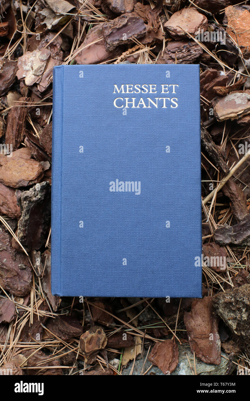 Livre de Messe et Chants posé sur un Sol de copeaux de Bois. Stockfoto