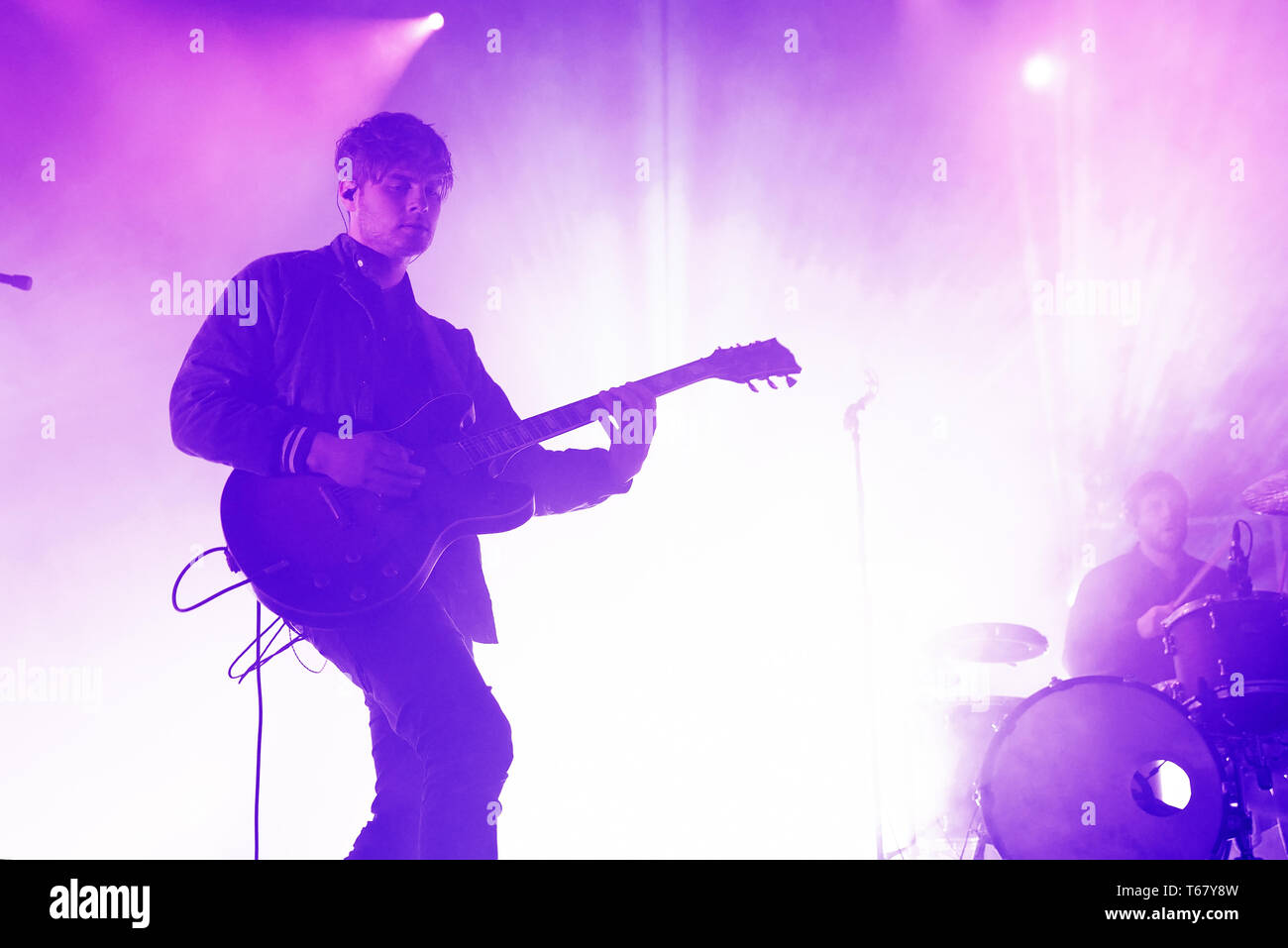 BARCELONA - MAR 5: Milky Chance (indie Musik Band) im Konzert an Razzmatazz Bühne am 5. März in Barcelona, Spanien 2018. Stockfoto