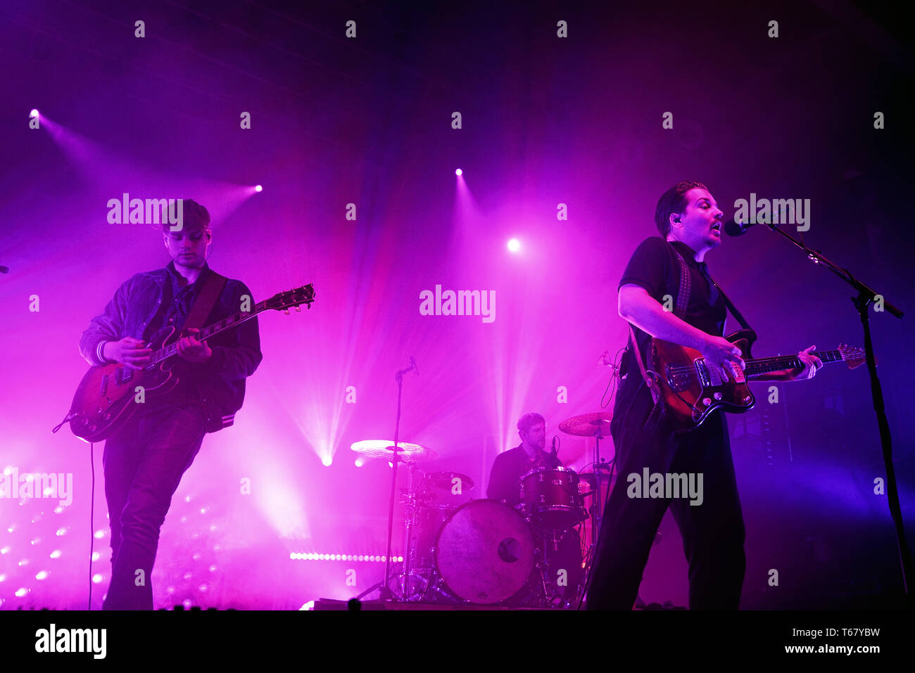 BARCELONA - MAR 5: Milky Chance (indie Musik Band) im Konzert an Razzmatazz Bühne am 5. März in Barcelona, Spanien 2018. Stockfoto