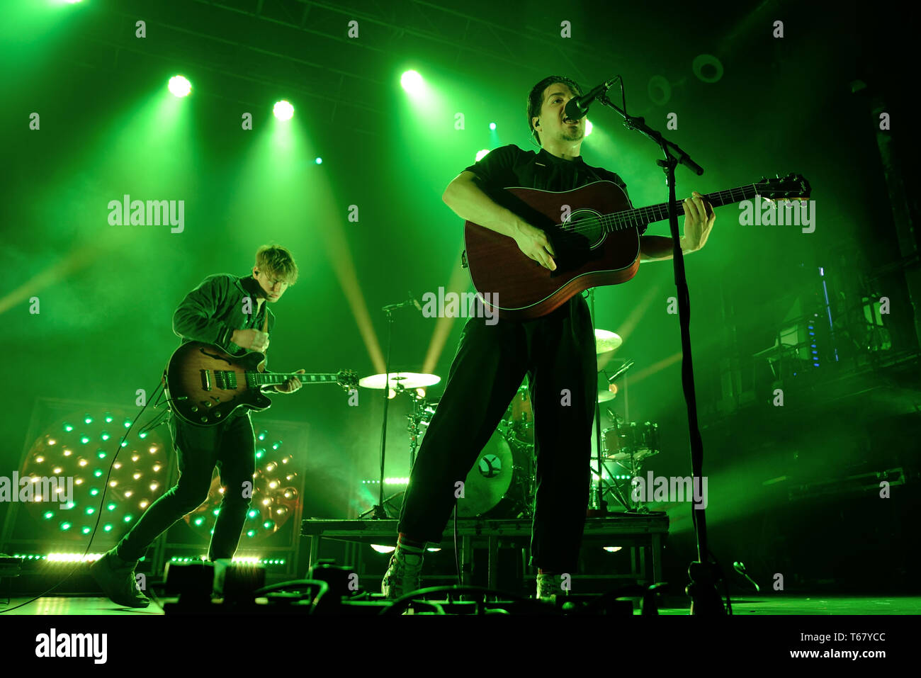 BARCELONA - MAR 5: Milky Chance (indie Musik Band) im Konzert an Razzmatazz Bühne am 5. März in Barcelona, Spanien 2018. Stockfoto