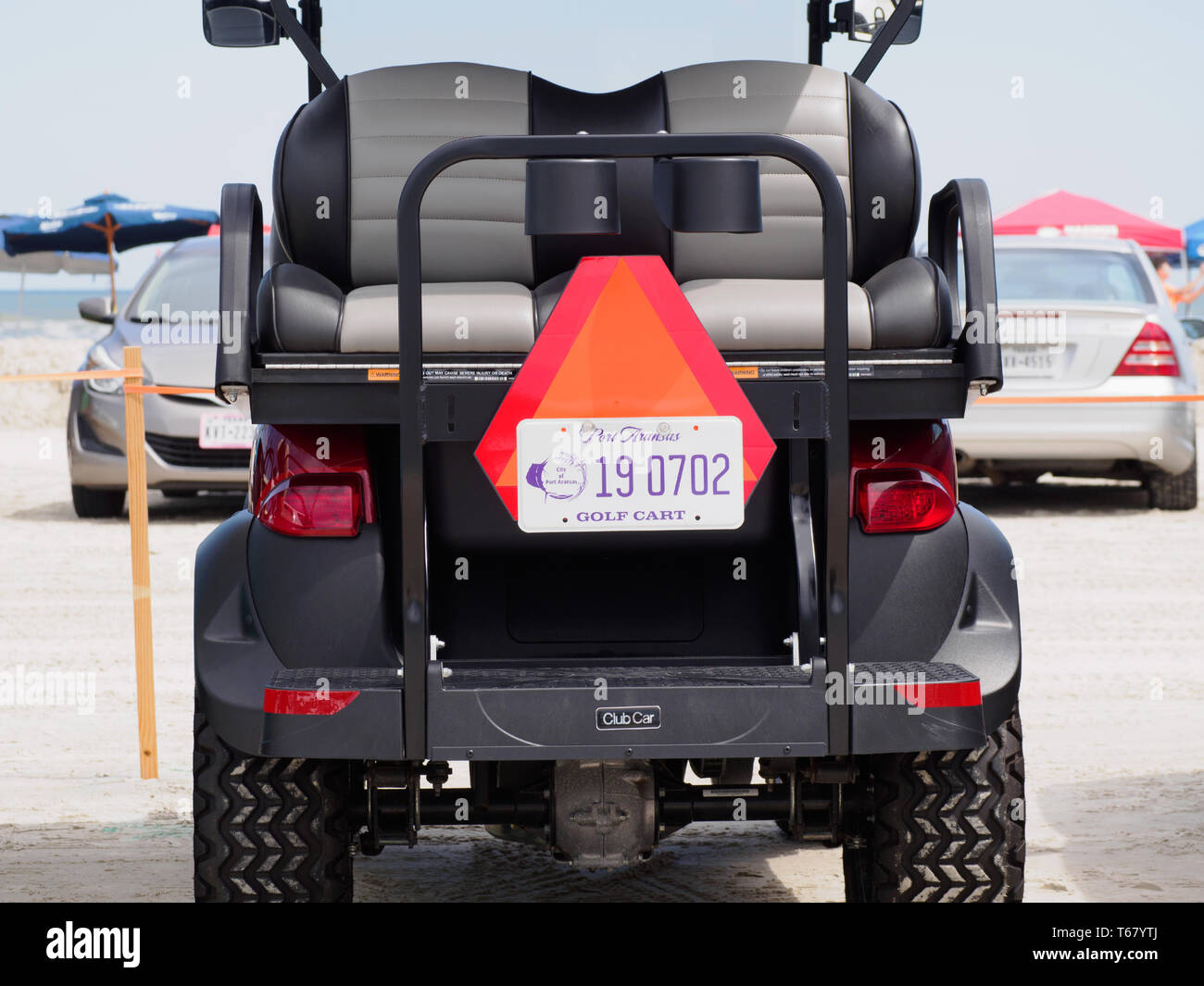 Ein Golf Cart mit Port Aransas Nummernschild sitzt in einem Strand Parkplatz am2019 Texas Sandfest in Port Aransas, Texas USA. Stockfoto