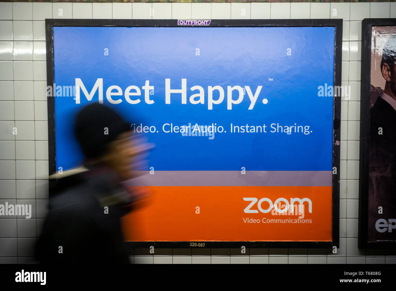 Werbung in der U-Bahn in New York für Zoom Video Communications, einem Unternehmen erleichtern, Videokonferenzen, ist am Freitag, 26. April 2019. Zoom vor kurzem debütierte seinen Börsengang und hat die meisten wertvollen High-Tech Unternehmen den Börsengang werden in diesem Jahr. (Â© Richard B. Levine) Stockfoto