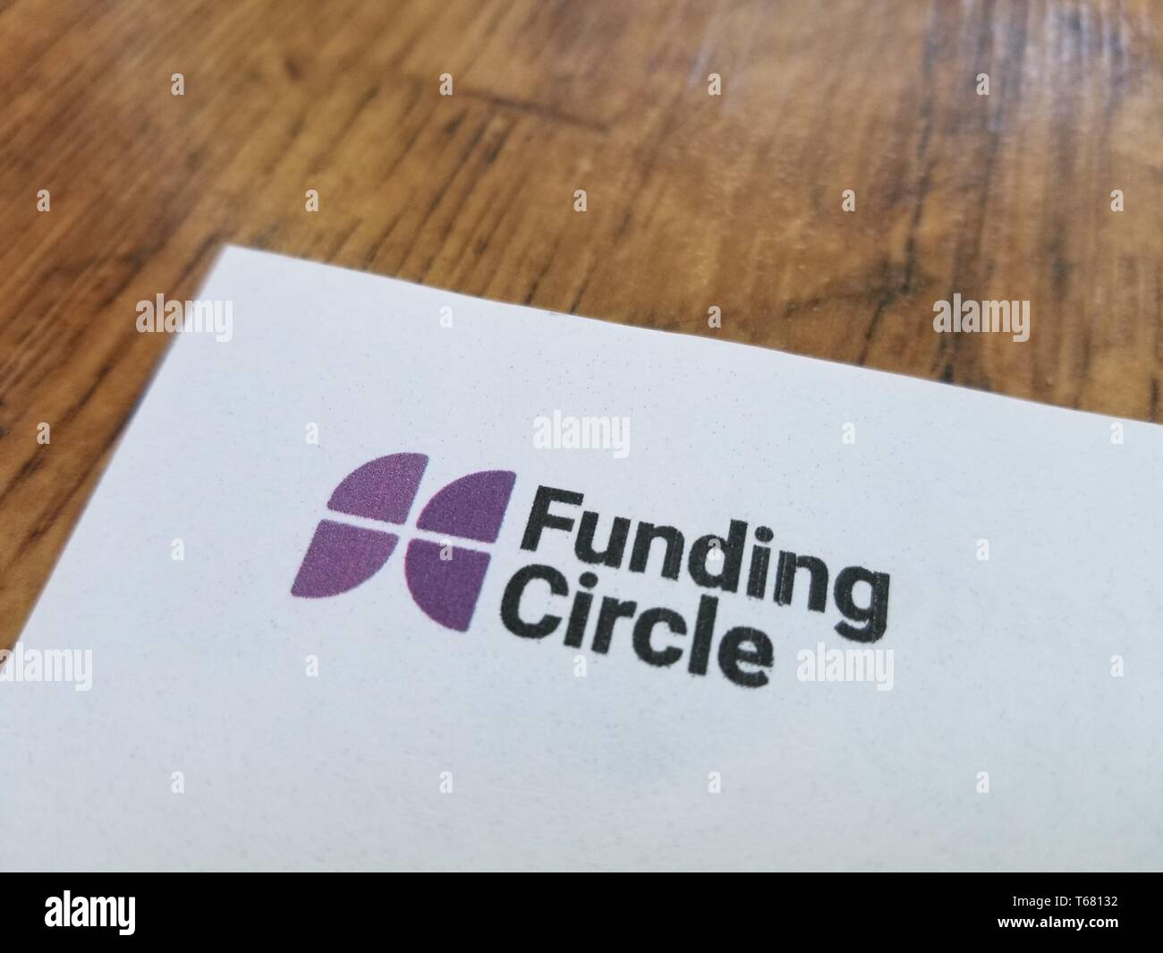 Close-up Logo für Peer-to-peer-lending Unternehmen Finanzierung Kreis auf Papier, gegen eine helle Holz- Oberfläche, 21. April 2019. () Stockfoto