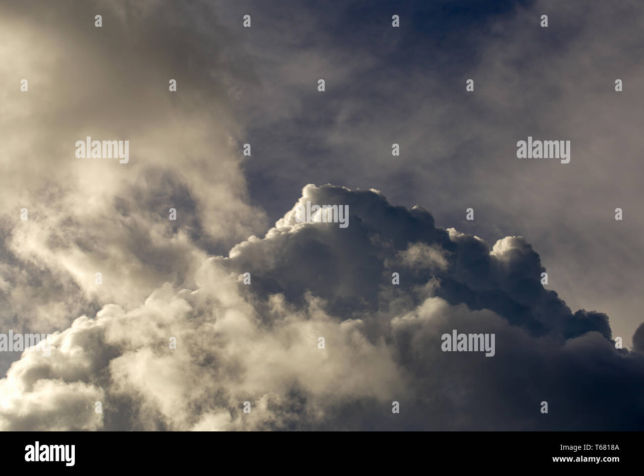 Ein graues dichtes Cumuluswolken beginnt in der Blauen suny Himmel über den Anden der zentralen Kolumbien zu sammeln. Stockfoto