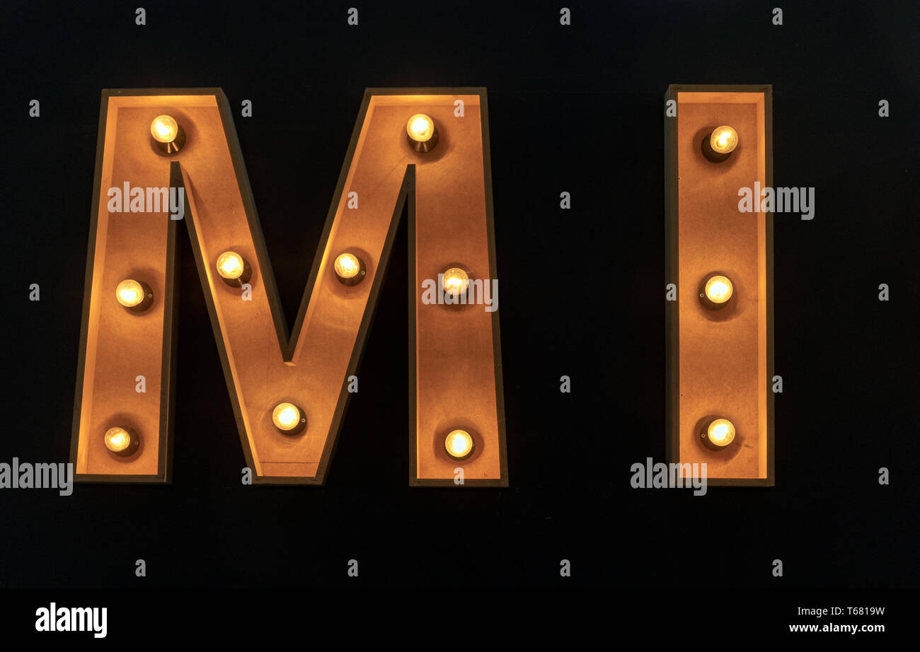 Big MI Briefe mit Glühbirnen Lampen Stockfoto
