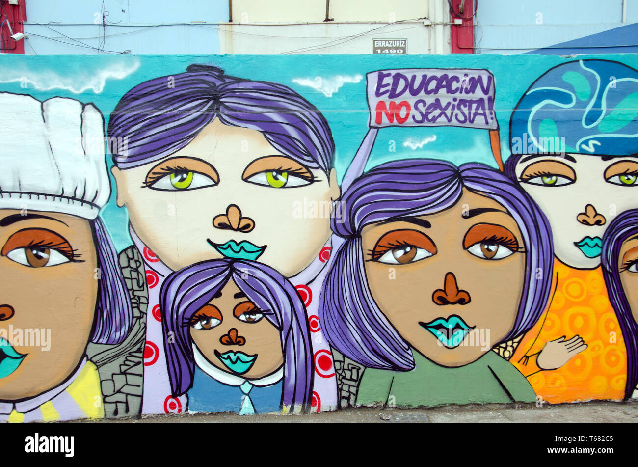 Graffiti Cartoon in einer portside Avenue von Valparaiso, Chile, anspruchsvolle nicht-sexistischen Bildung Stockfoto