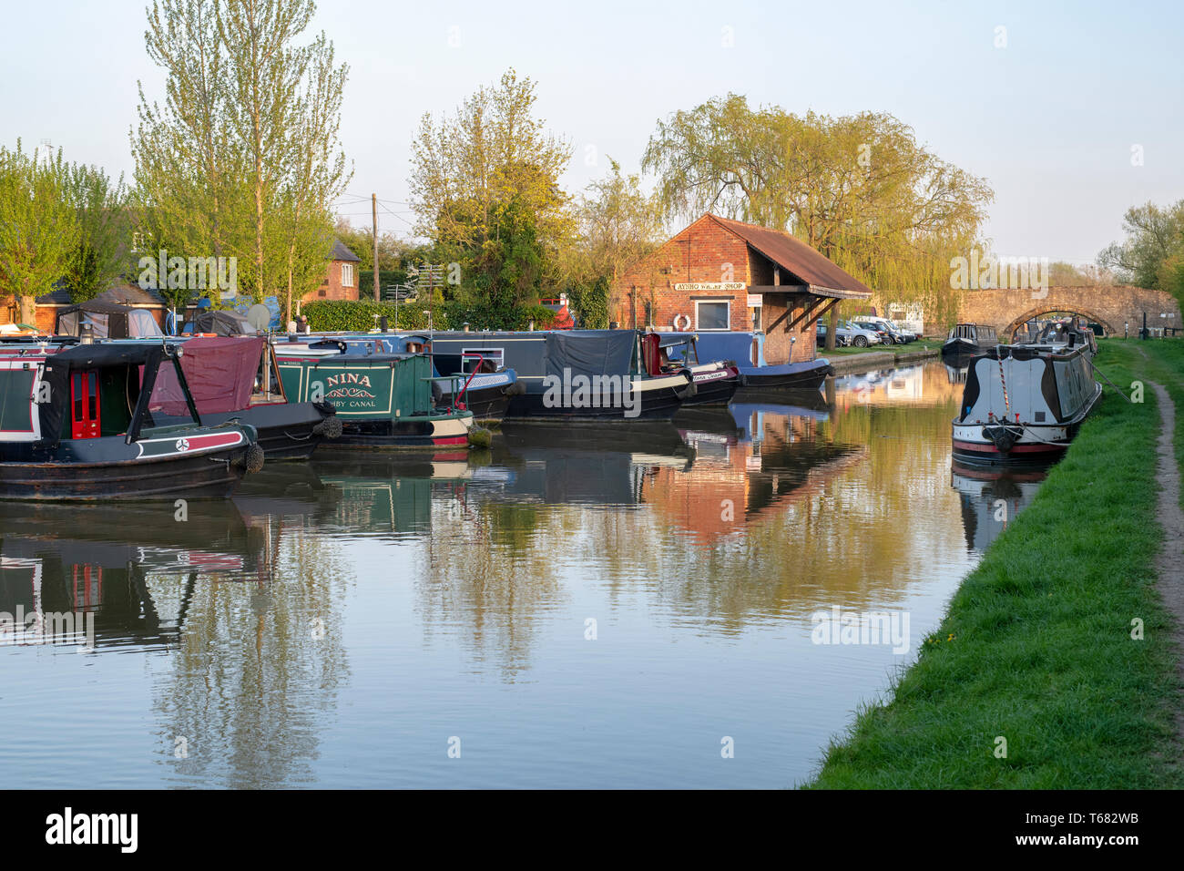 Kanal Boote in der Oxford Canal an Aynho Wharf im Frühjahr. Aynho, Oxfordshire, England Stockfoto