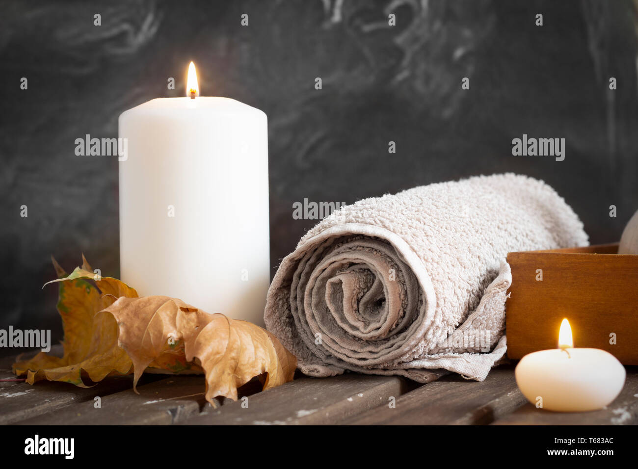 Kerzen und Handtuch in Spa Stockfoto