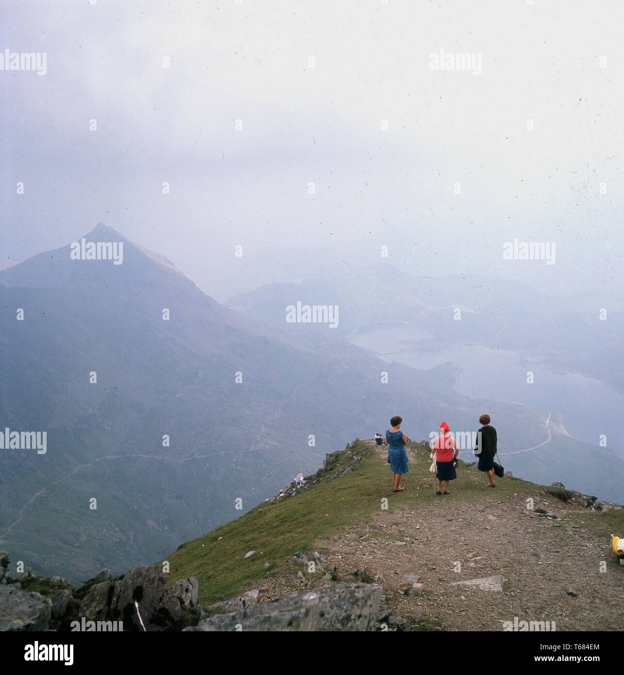 1960, historische, Bild zeigt drei Damen stehen auf dem Gipfel des Snowdon, dem höchsten Berg in Wales, an der herrlichen Aussicht. Interessanterweise tragen normalen, alltäglichen Kleidung als wenn im Park spazieren gehen, vielleicht nicht besorgt, dass sie auf dem höchsten Punkt werden in Großbritannien stehen (außerhalb der Schottischen Highlands) und das Wetter könnte für das schlechtere jederzeit ändern. Stockfoto