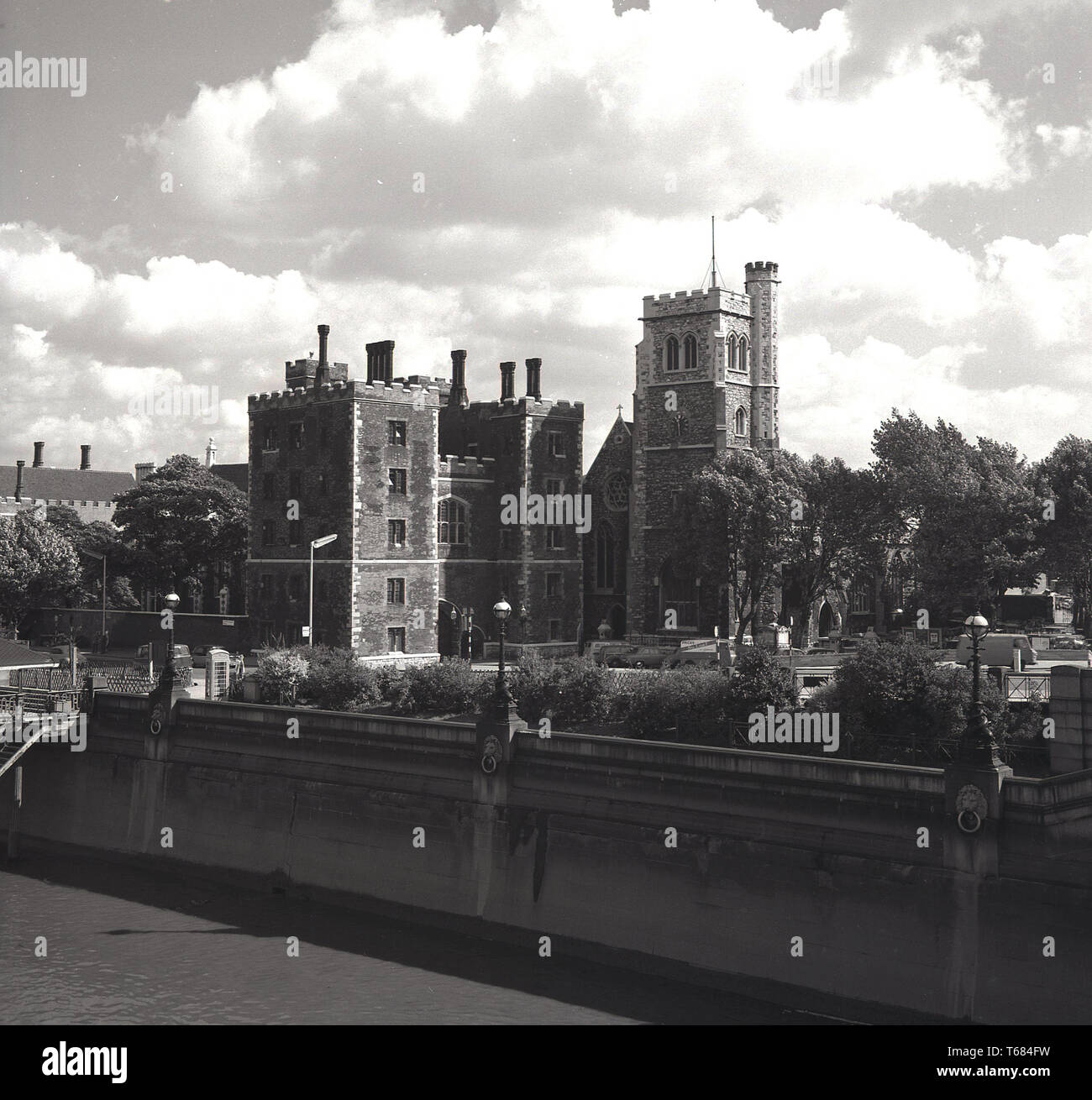 1950, historische, neben dem Fluss Themse, befindet sich das mittelalterliche Schloss, der Tower von London, der Heimat der Kronjuwelen und eines der berühmtesten Wahrzeichen von London. In der Ferne können Sie werden sehen, ein BMC Austin Morris LD van in den Farben der Preise von London Werbung "Nu-Loaf'. Stockfoto