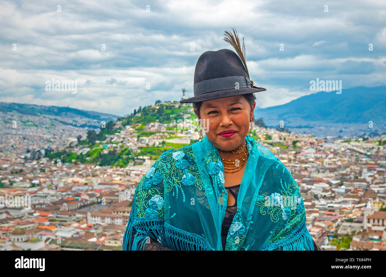 Porträt eines lächelnden Einheimischen Otavalo Frau vor der historischen Altstadt von Quito in den Anden, Ecuador. Stockfoto