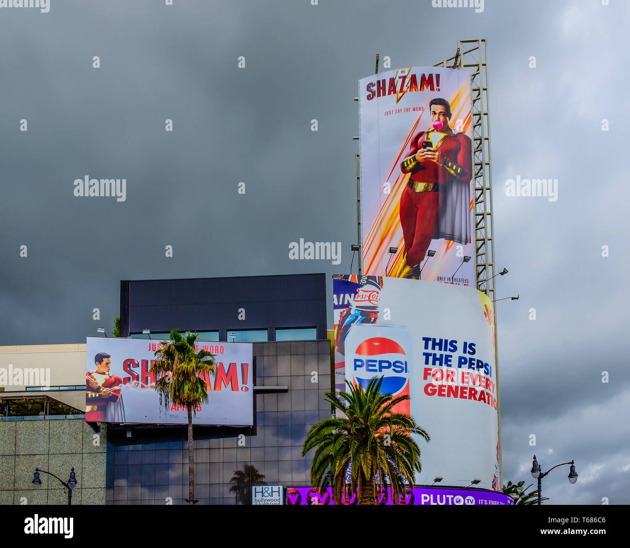 Los Angeles, Kalifornien, März 2019, Werbetafeln an der Ecke Hollywood Blvd & Highland Avenue Stockfoto