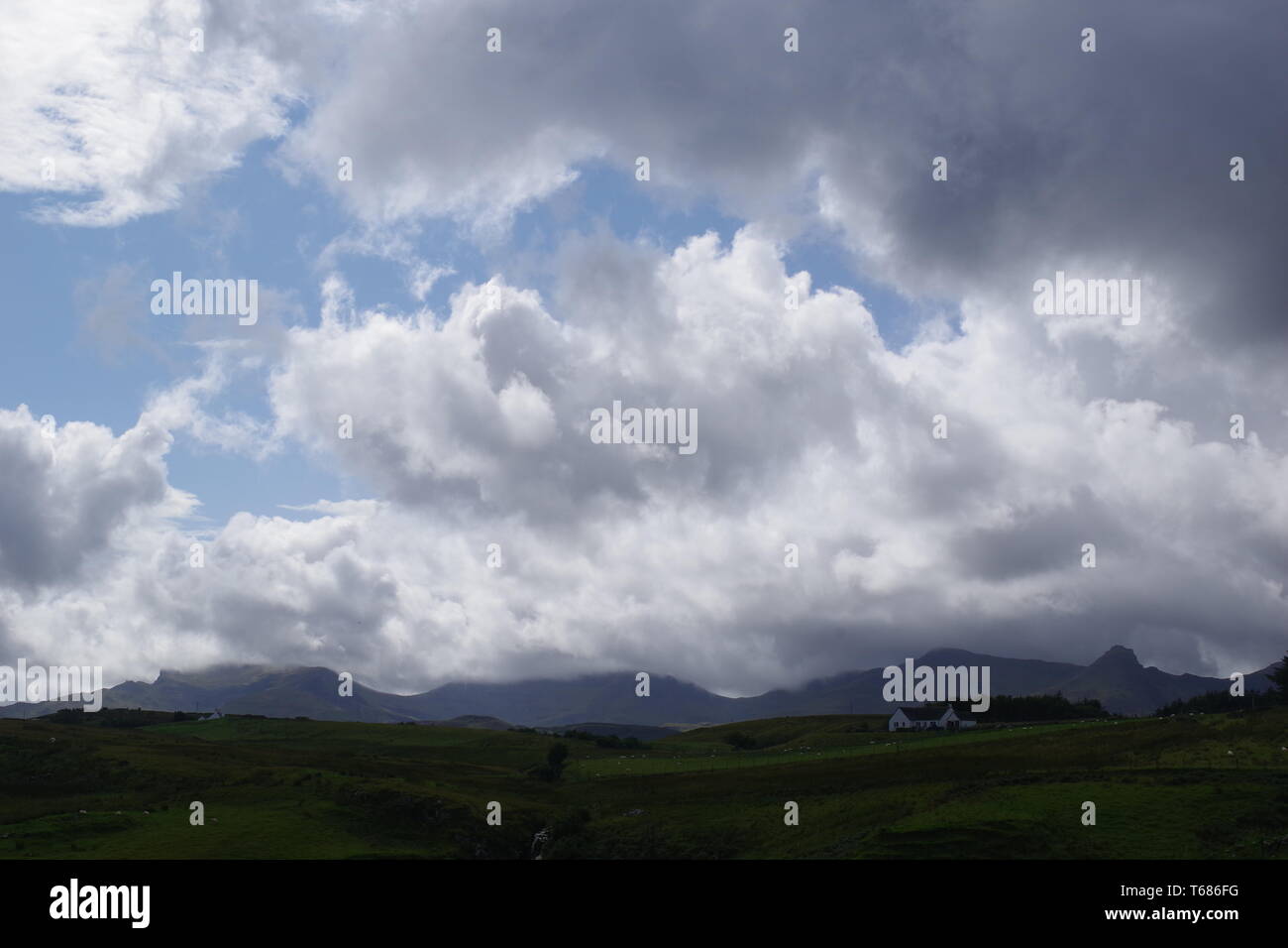 Cumulus Wolken über schottischen Hügeln und saftigen Weide Felder an der Brüder (Rubha nam Brathairean) Isle of Skye, Schottland, Großbritannien. Stockfoto