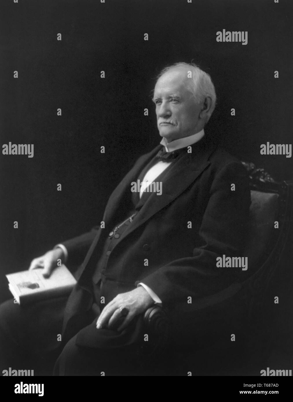 John Tyler Morgan (1824-1907), General der Konföderierten Staaten Armee während des amerikanischen Bürgerkriegs und Senator aus Alabama, die war ein Befürworter der Jim-crow-Gesetze, und rassische Segration, sitzt, Porträt, 1901 Stockfoto