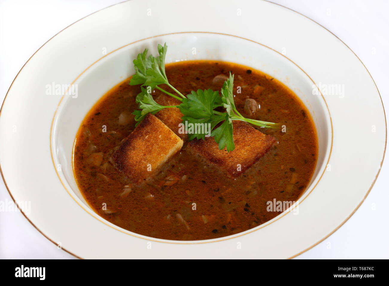 Niere Suppe serviert mit Croutons und Petersilie Zweige Stockfoto