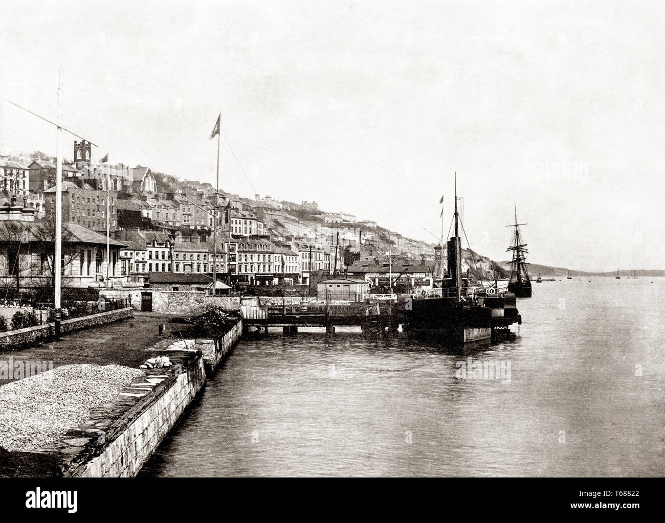 Jahrhundert Blick auf Queenstown, umbenannt in Cobh im Jahre 1920, ist eine Hafenstadt an der Südküste der Grafschaft Cork, Irland. Auf der Südseite des großen Insel im Hafen von Cork es auf seinen maritimen und Auswanderung Legacy in Verbindung gebracht mit der RMS Titanic, die Schiffe zur letzten vor seinem Untergang zieht. Stockfoto