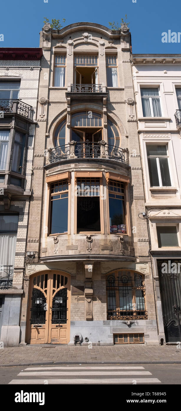 Fassade der Stadt Haus in der 92 Rue Africaine, Brüssel, im Stil Art Nouveau erbaut von Architekt Benjamin De Lestré im frühen zwanzigsten Jahrhundert. Stockfoto