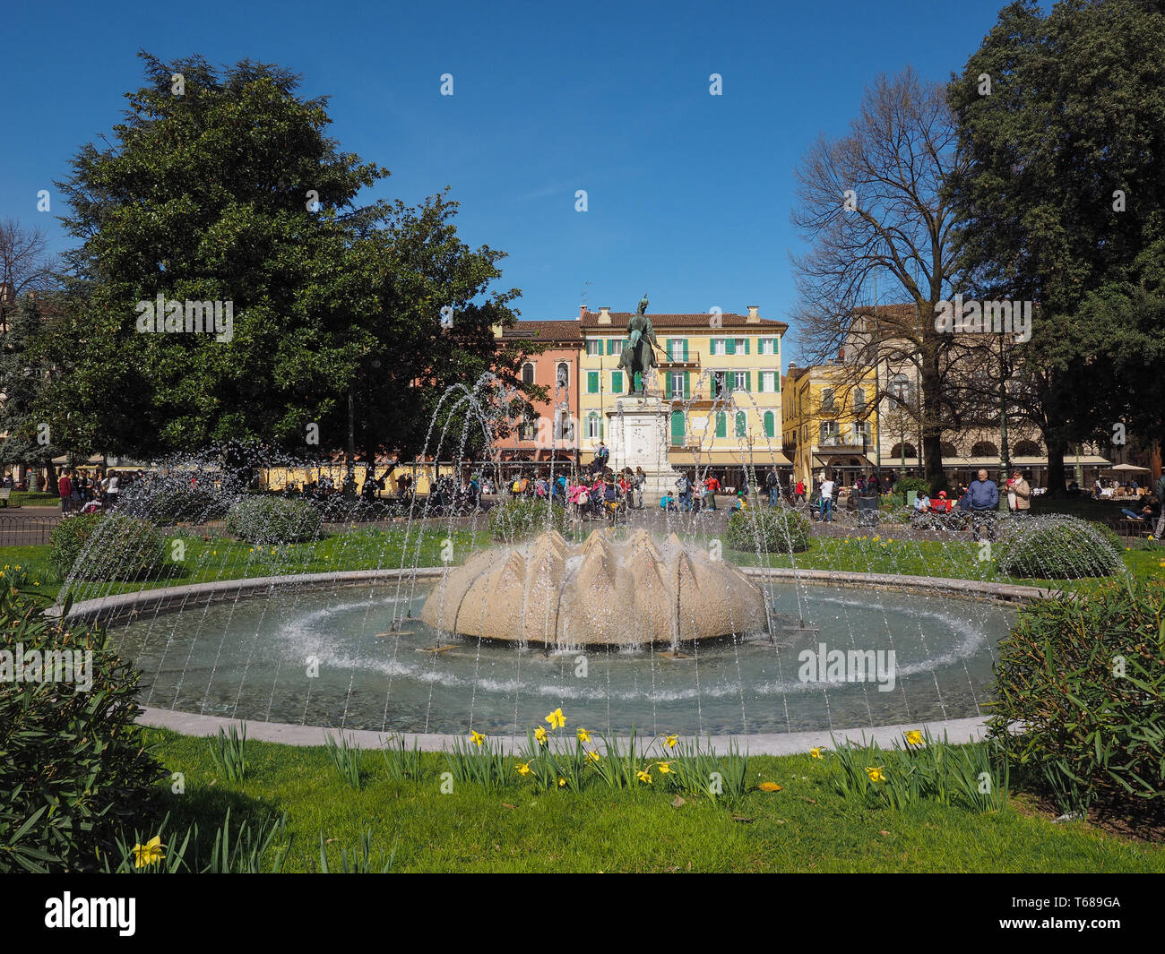 VERONA, ITALIEN - ca. März 2019: Brunnen auf der Piazza Bra Square Stockfoto