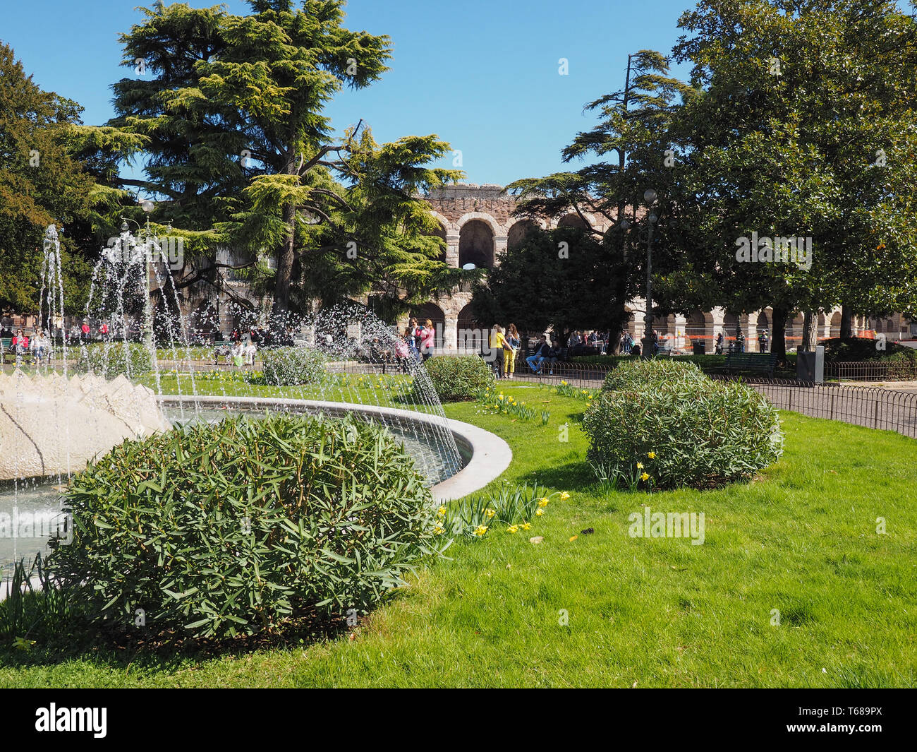 VERONA, ITALIEN - ca. März 2019: Brunnen auf der Piazza Bra Square Stockfoto