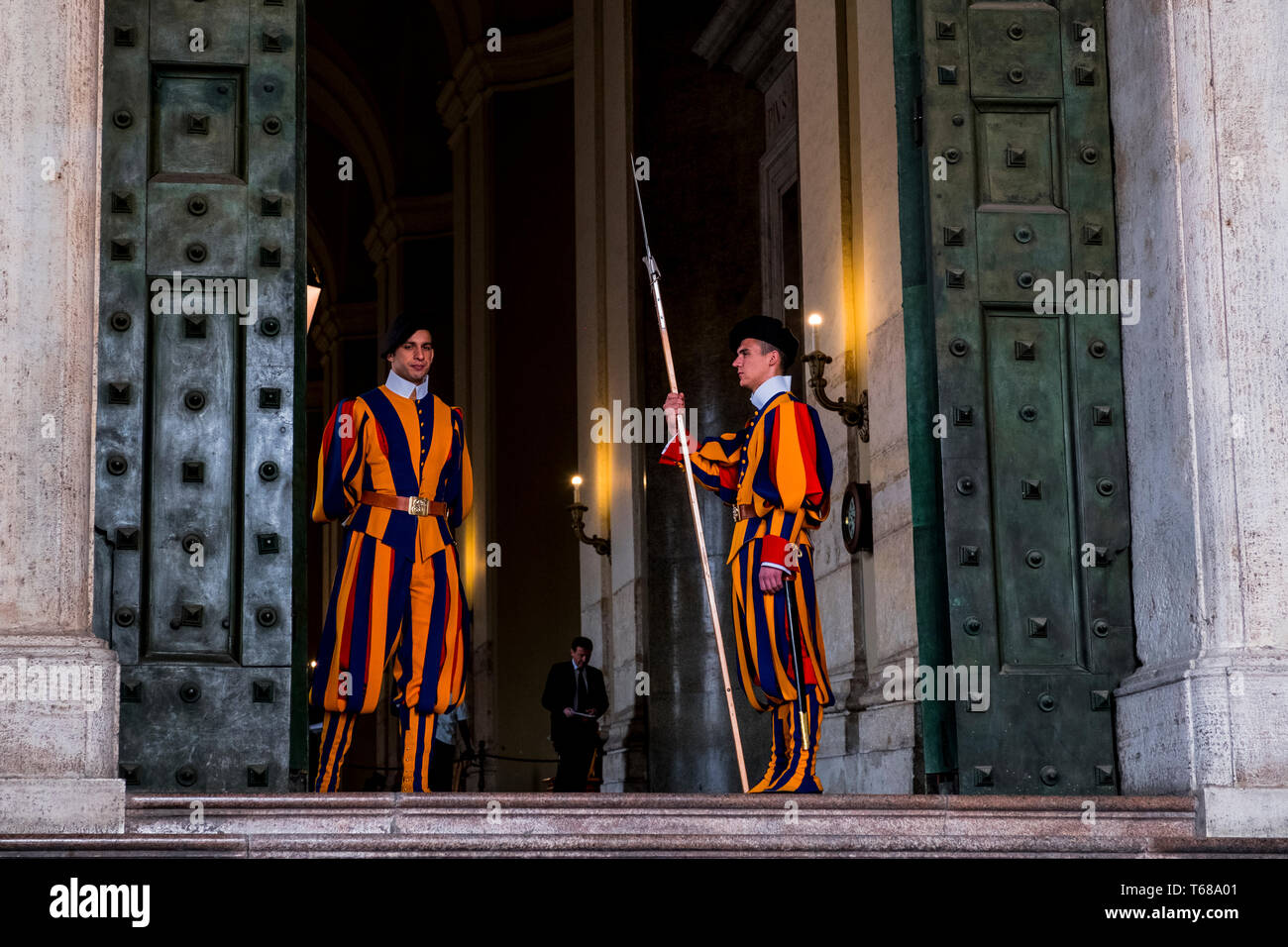 Zwei Schweizer Garde im Vatikan Stockfoto