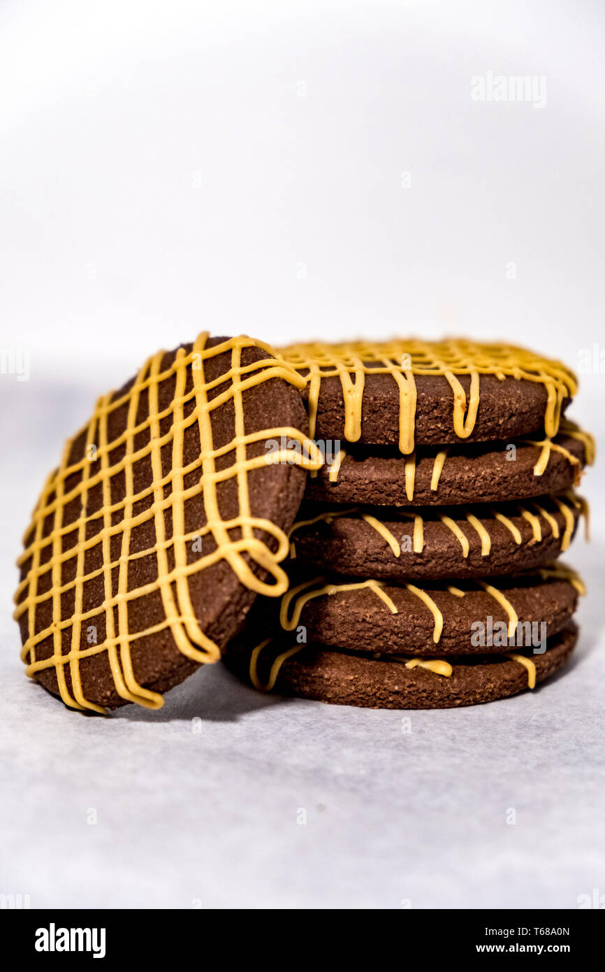 Stapel von Schokolade Cookies mit dünner Lasur aus Erdnussbutter Nieselregen Stockfoto