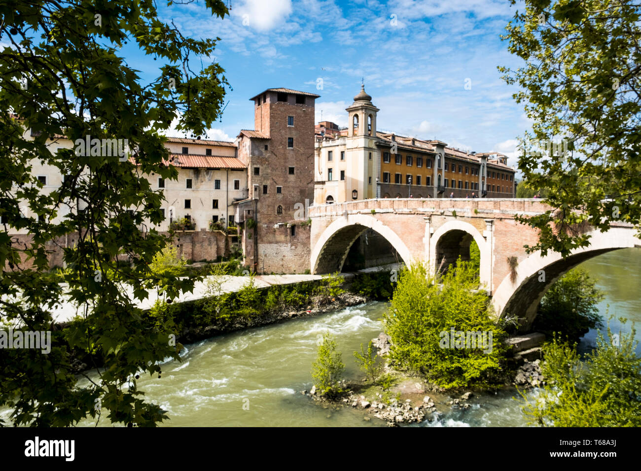 Fabricio Brücke über den Tiber links die Stadt mit Isola Tiberina. Stockfoto