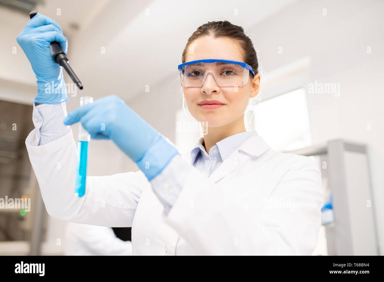 Frau Durchführung chemischer Test Stockfoto