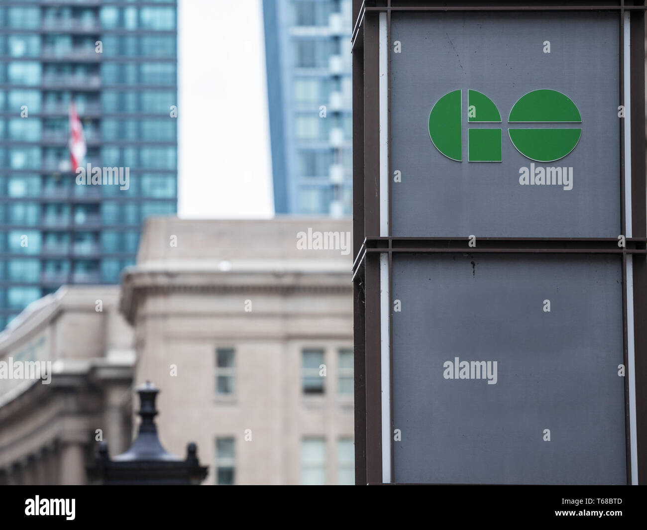 TORONTO, KANADA - 13. NOVEMBER 2018: GO Transit Logo vor der Union Station in Downtown Toronto. Go Transit ist der regionale Verkehr und Eisenbahn sy Stockfoto