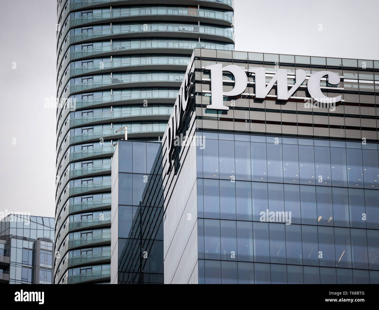 TORONTO, KANADA - 13. NOVEMBER 2018: PWC Logo auf Ihrer Hauptniederlassung für Ontario in Toronto in einem Geschäftsviertel. PriceWaterHouseCoopers ist eine der Ma Stockfoto