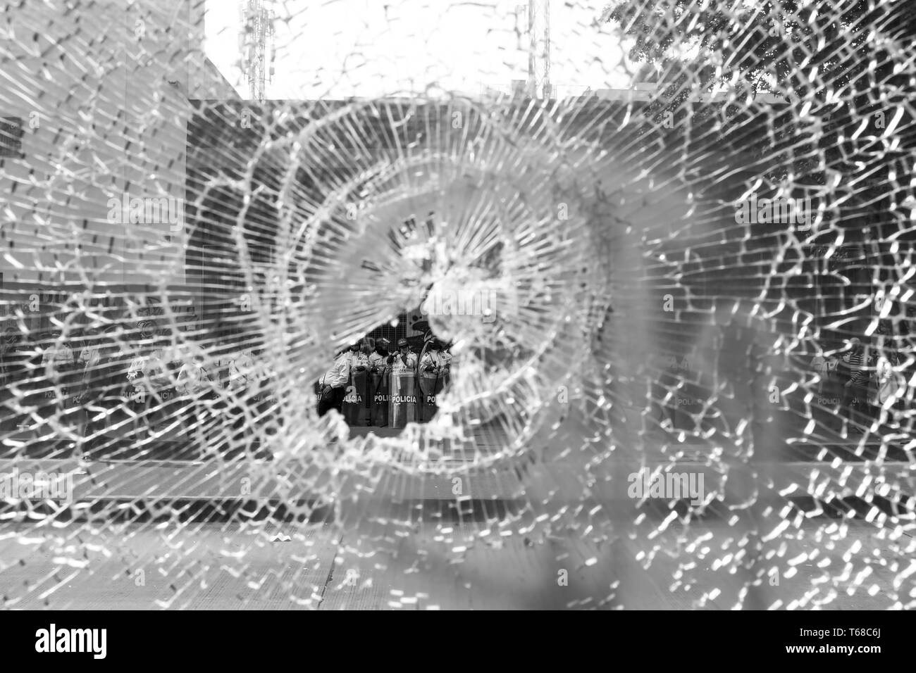 Glas während Studenten protestieren, Bogota, Kolumbien gebrochen Stockfoto