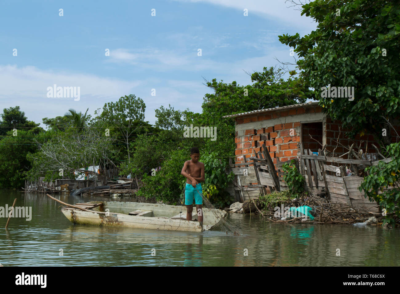 Kid Angeln in Mangrove ausserhalb des Hauses, La Boquilla, Kolumbien Stockfoto