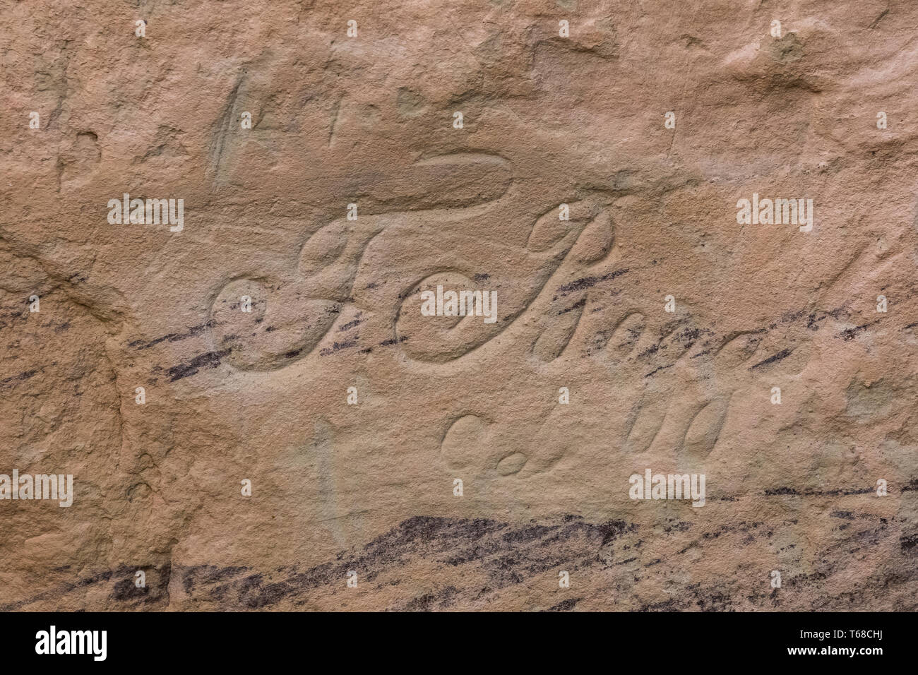 Spanisch Inschriften in eleganten Skript entlang der Inschrift Rock Trail in El Morro National Monument, New Mexico, USA gesehen Stockfoto