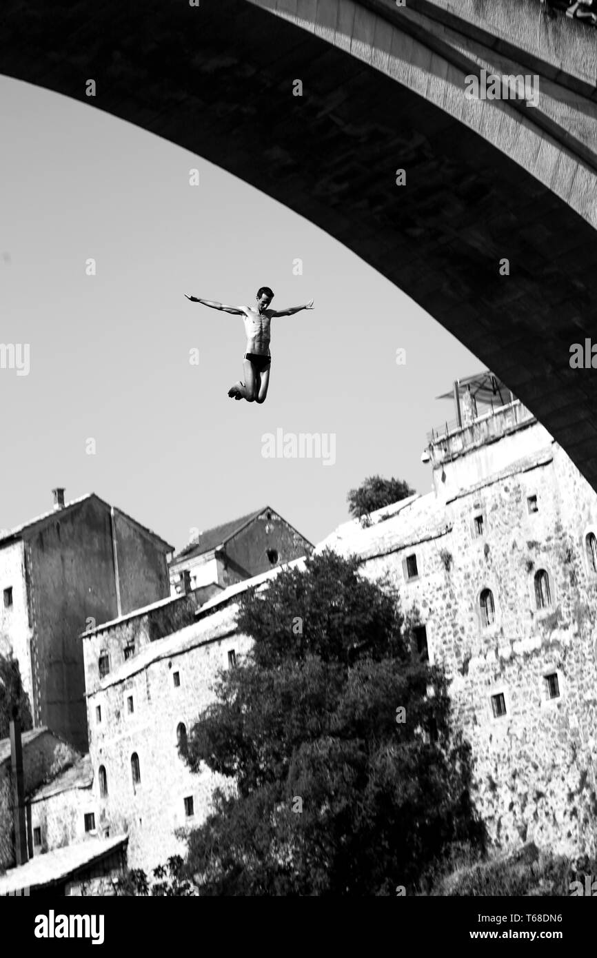 Man Tauchgänge aus dem Fluss Brücke von Mostar, Bosnien & Herzegowina Stockfoto