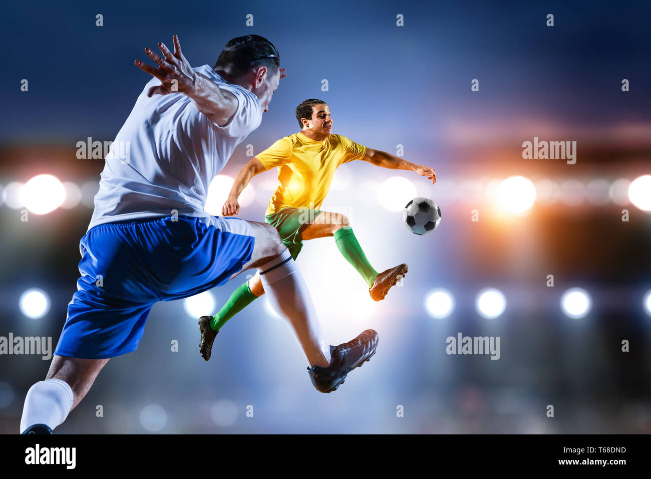 Fußball-Spieler am Stadion in Aktion. Mixed Media Stockfoto