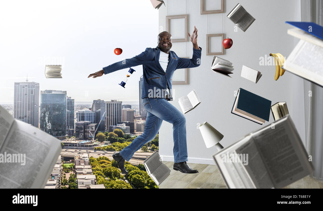 Mit freudigen schwarzer Mann legere Kleidung. Mixed Media Stockfoto