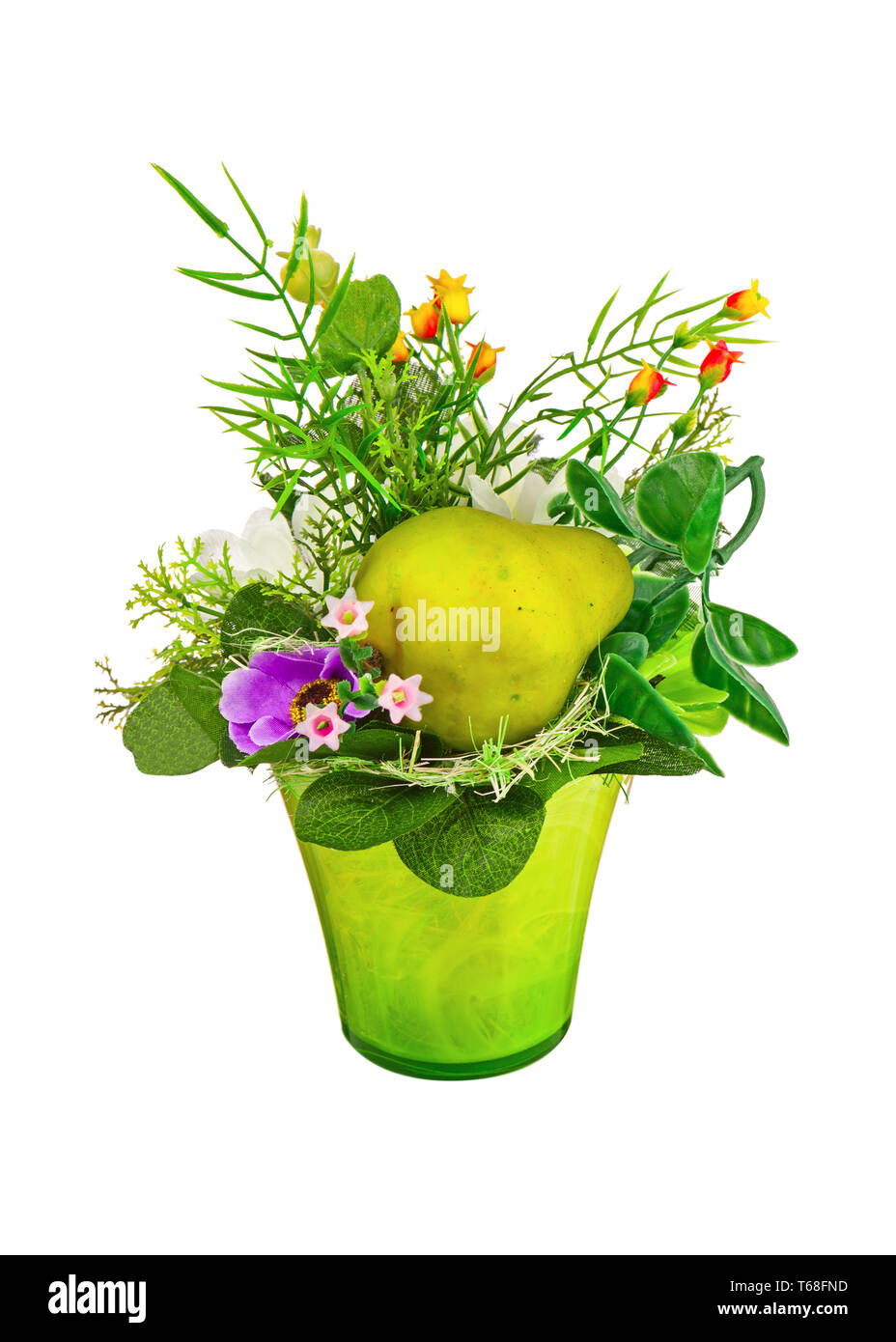 Blumenstrauß aus künstlichen Blumen und Früchte auf weißem Hintergrund. Stockfoto