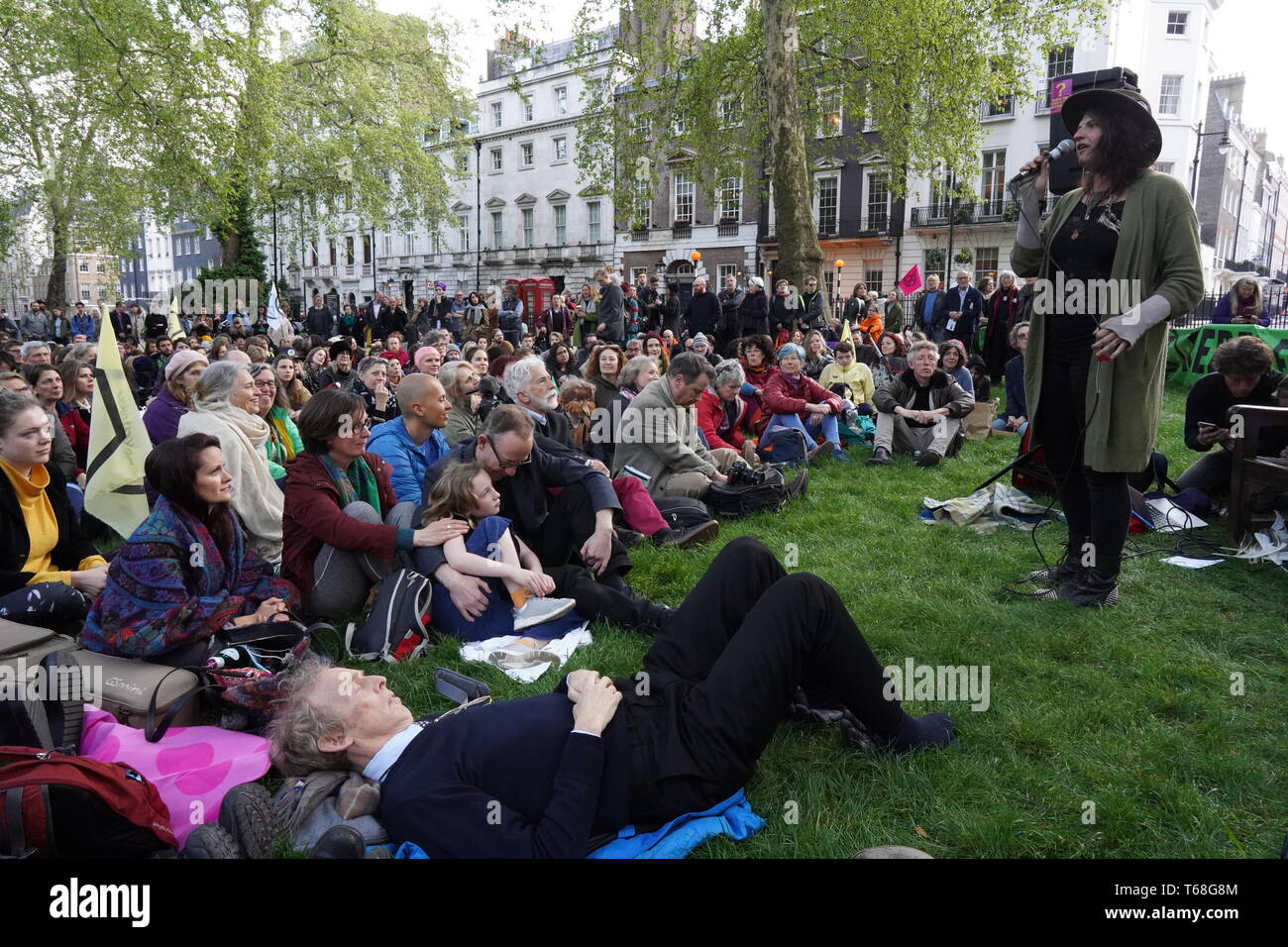 Hunderte von Menschen in Berkeley Square versammelt, ein Lied zu singen von 1939 genannten "A Nightingale sang in Berkeley Square". Aussterben Rebellion arbeitete in Zusammenarbeit mit Sam Lee "Singende mit Nachtigallen" & "Das Nest Kollektive". Stockfoto