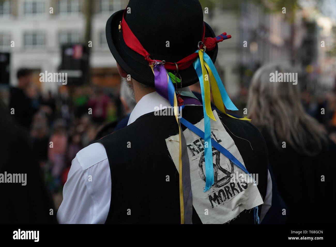 Hunderte von Menschen in Berkeley Square versammelt, ein Lied zu singen von 1939 genannten "A Nightingale sang in Berkeley Square". Aussterben Rebellion arbeitete in Zusammenarbeit mit Sam Lee "Singende mit Nachtigallen" & "Das Nest Kollektive". Stockfoto