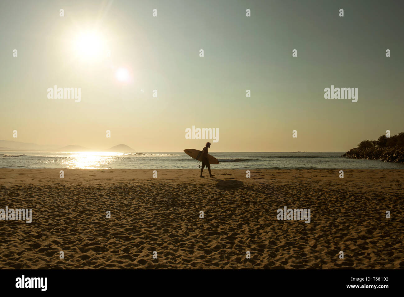 Surfer zu Fuß auf den Strand von Chacahua, Oaxaca, Mexiko. Apr 2019 Stockfoto
