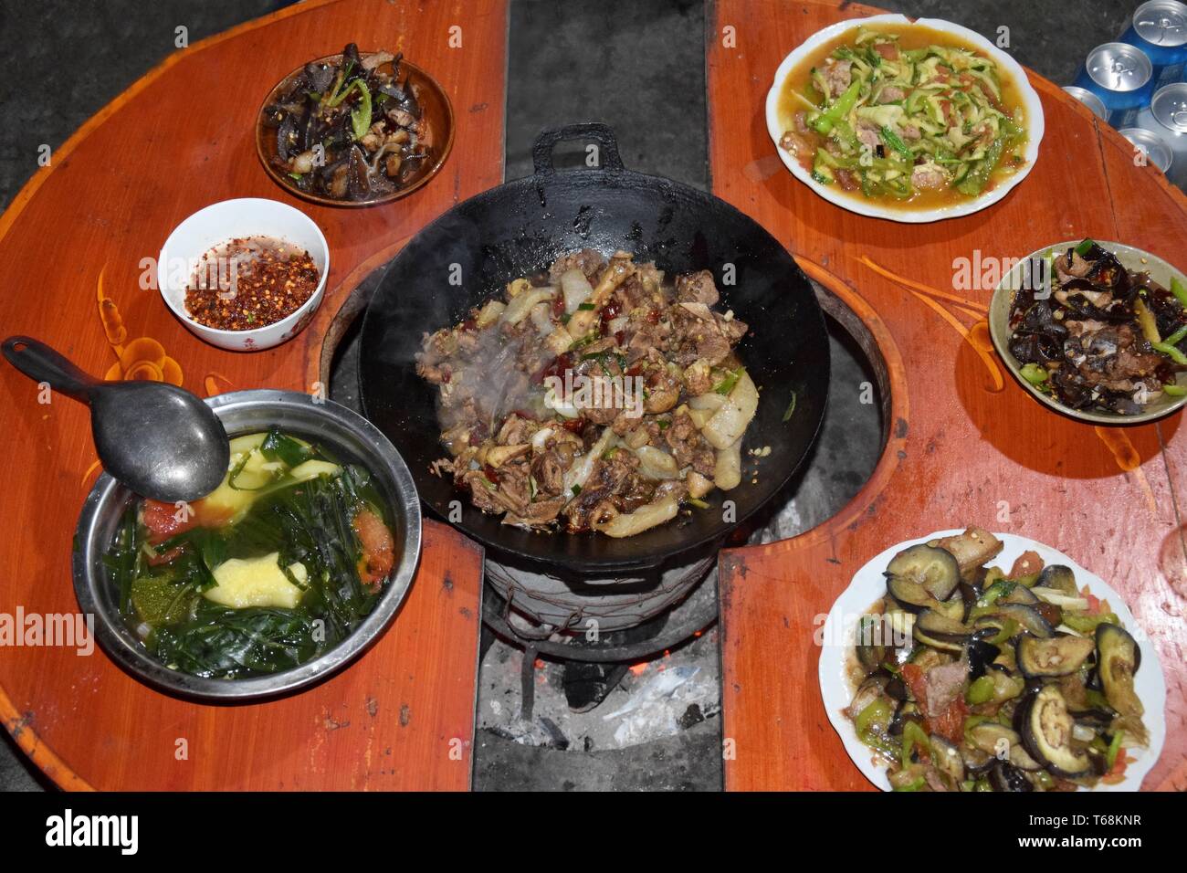 Traditionelle chinesische Mahlzeit enthält viele Platten mit verschiedenen delicius und bunten Essen. Hausgemachte Speisen in Guizhou Provinz in China. Stockfoto