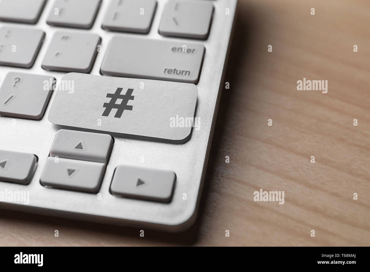 Computer Tastatur mit hashtag Symbol auf hölzernen Tisch Stockfotografie -  Alamy