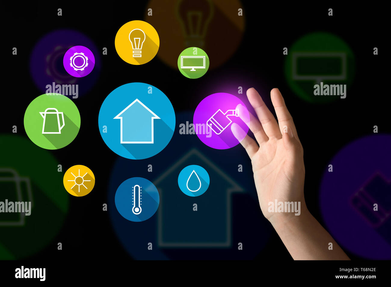 Junge Frau mit futuristischen Schnittstelle von smart home automation auf dunklem Hintergrund Stockfoto