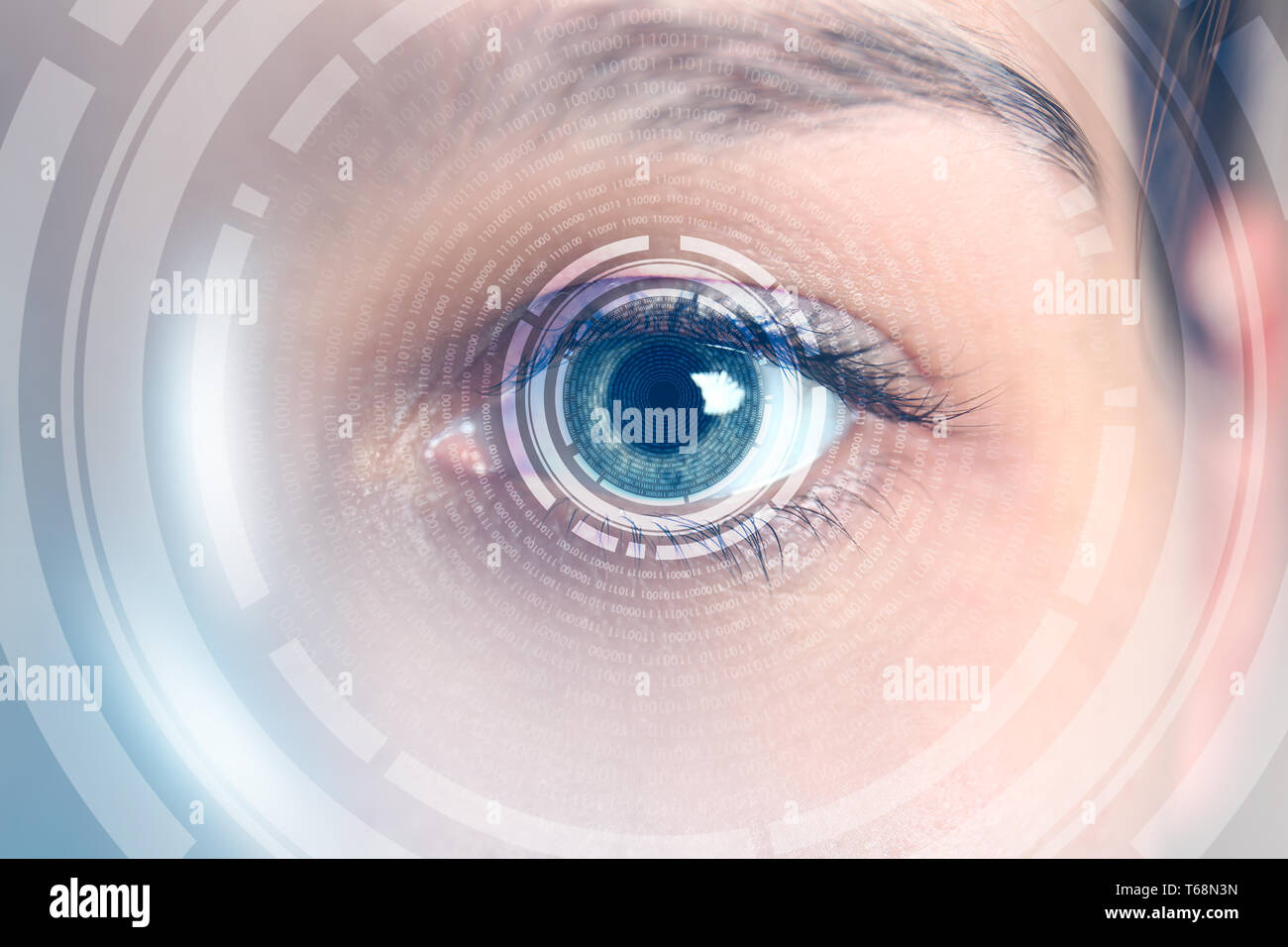 Weibliche Hacker mit Iriserkennung, Nahaufnahme. Konzept der digitalen Kriminalität Stockfoto