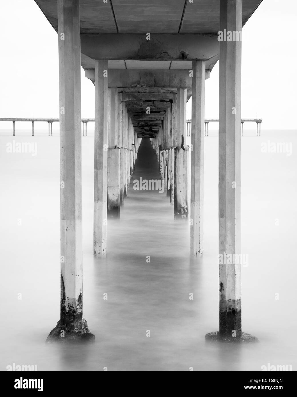 Lange Exposition unter dem Ocean Beach Pier in San Diego, Kalifornien Stockfoto