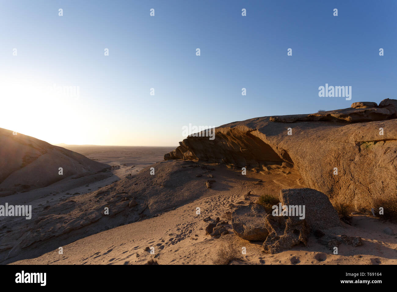 Felsformation in der Namib Wüste bei Sonnenuntergang, Landschaft Stockfoto